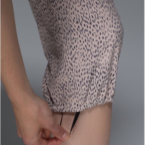 Lululemon‎ Step Lively Crop Dottie Dash Grain Black Pants Size 4 - Picture 2 of 10